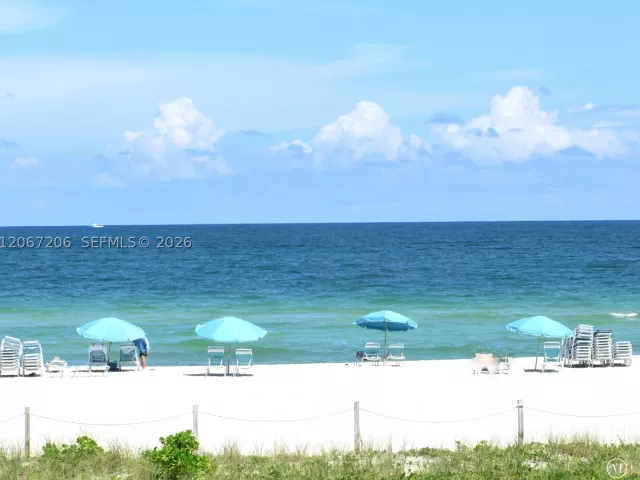 1-bedroom condo for rent in Miami Beach - 5701 Collins Ave 1611 - MondialRealty