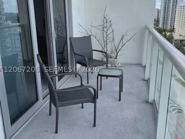 1-bedroom condo for rent in Miami Beach - 5701 Collins Ave 1611 - MondialRealty