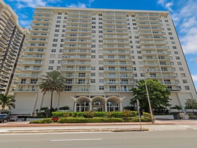 1-bedroom condo for rent in Miami Beach - 5701 Collins Ave 1611 - MondialRealty