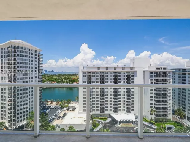1-bedroom condo for rent in Miami Beach - 5701 Collins Ave 1611 - MondialRealty
