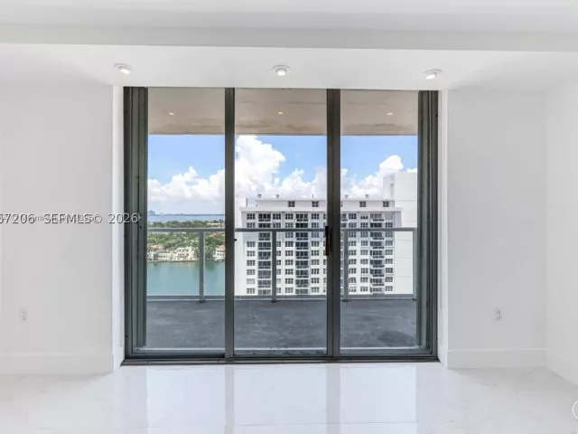 1-bedroom condo for rent in Miami Beach - 5701 Collins Ave 1611 - MondialRealty