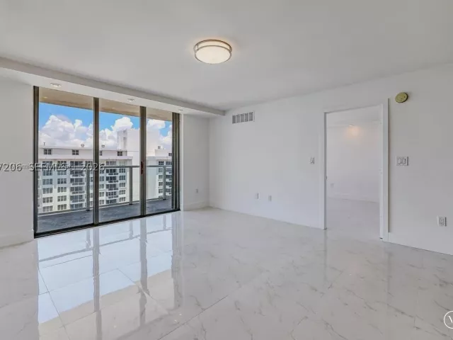 1-bedroom condo for rent in Miami Beach - 5701 Collins Ave 1611 - MondialRealty