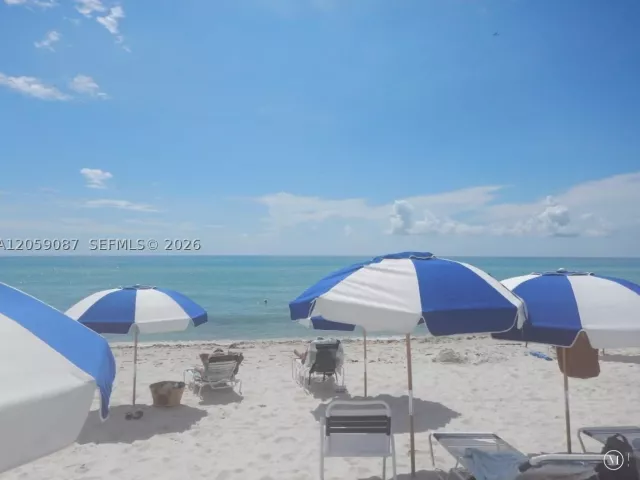 1-bedroom condo for sale in Miami Beach - 5161 Collins Ave 1510 - MondialRealty
