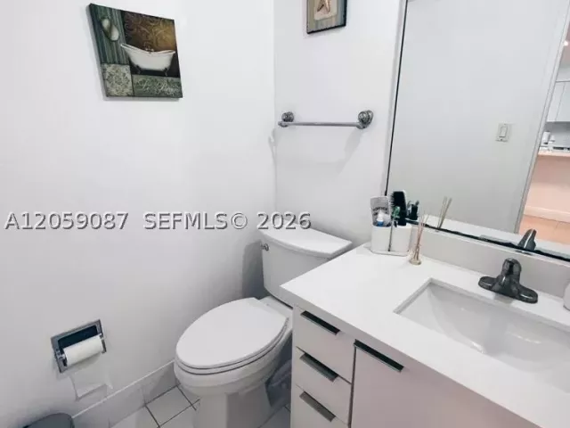 1-bedroom condo for sale in Miami Beach - 5161 Collins Ave 1510 - MondialRealty