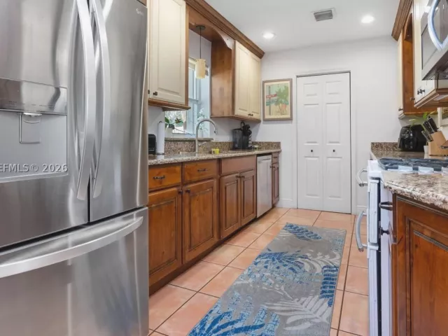 2-bedroom home for rent in Fort Lauderdale - 2549 NE 27th Ave - MondialRealty