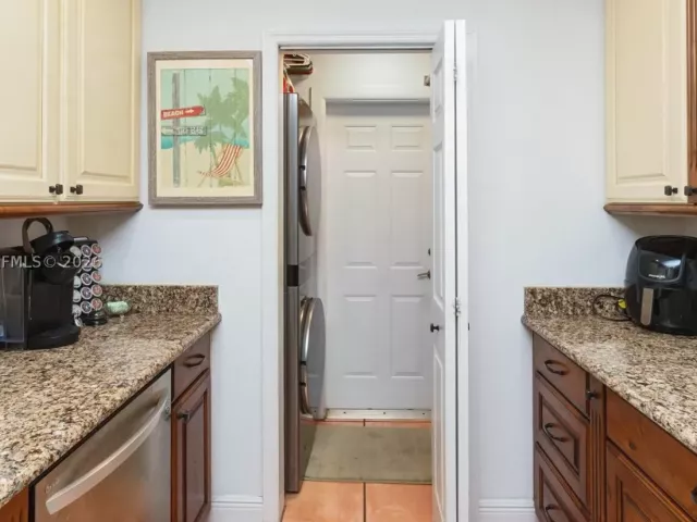 2-bedroom home for rent in Fort Lauderdale - 2549 NE 27th Ave - MondialRealty