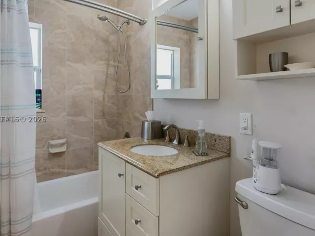2-bedroom home for rent in Fort Lauderdale - 2549 NE 27th Ave - MondialRealty