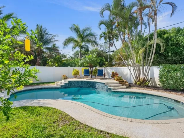 2-bedroom home for rent in Fort Lauderdale - 2549 NE 27th Ave - MondialRealty