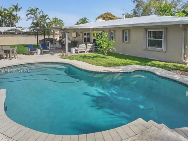 2-bedroom home for rent in Fort Lauderdale - 2549 NE 27th Ave - MondialRealty