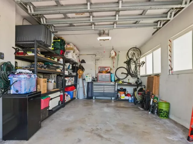 2-bedroom home for rent in Fort Lauderdale - 2549 NE 27th Ave - MondialRealty