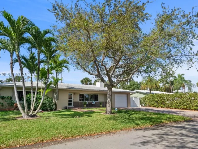 2-bedroom home for rent in Fort Lauderdale - 2549 NE 27th Ave - MondialRealty