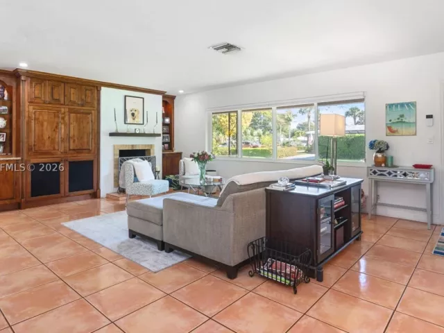 2-bedroom home for rent in Fort Lauderdale - 2549 NE 27th Ave - MondialRealty