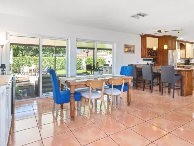 2-bedroom home for rent in Fort Lauderdale - 2549 NE 27th Ave - MondialRealty