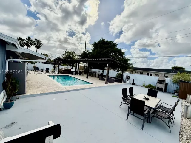 3-bedroom home for rent in Miami - 6202 SW 107th Ave 6202 - MondialRealty