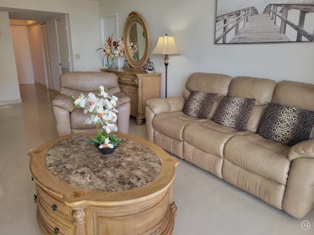 2-bedroom condo for sale in Hollywood - 2401 S OCEAN Drive 1108 - MondialRealty