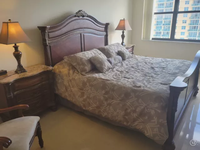 2-bedroom condo for sale in Hollywood - 2401 S OCEAN Drive 1108 - MondialRealty