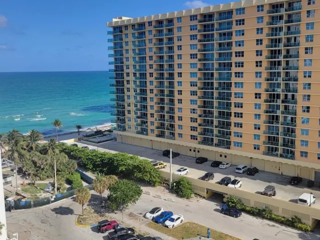 2-bedroom condo for sale in Hollywood - 2401 S OCEAN Drive 1108 - MondialRealty