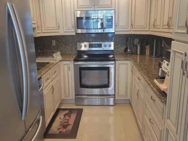 2-bedroom condo for sale in Hollywood - 2401 S OCEAN Drive 1108 - MondialRealty