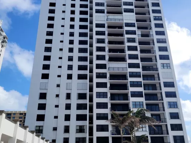 2-bedroom condo for sale in Hollywood - 2401 S OCEAN Drive 1108 - MondialRealty