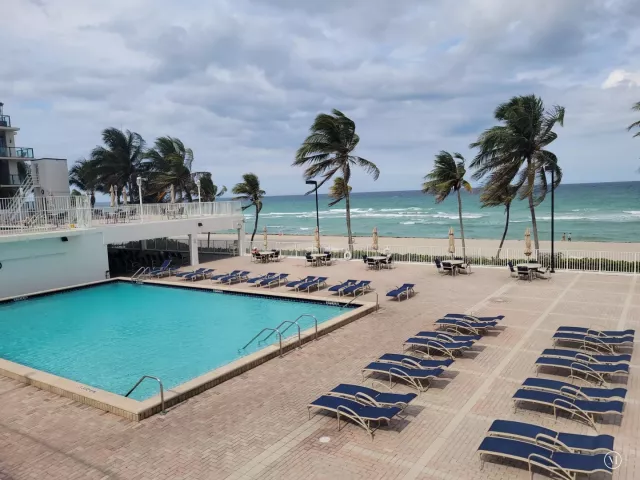 2-bedroom condo for sale in Hollywood - 2401 S OCEAN Drive 1108 - MondialRealty