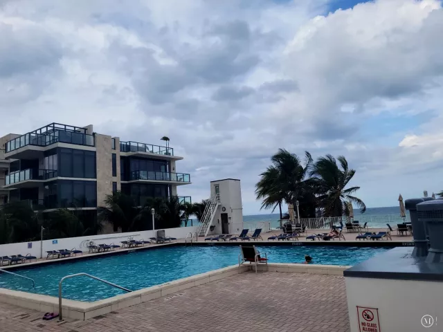 2-bedroom condo for sale in Hollywood - 2401 S OCEAN Drive 1108 - MondialRealty