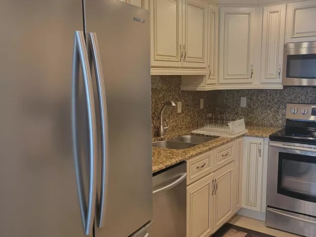 2-bedroom condo for sale in Hollywood - 2401 S OCEAN Drive 1108 - MondialRealty