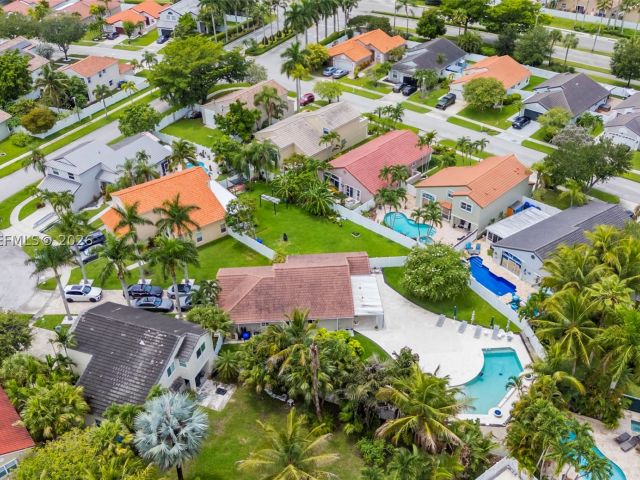 4-bedroom home for sale in Pembroke Pines - 17513 NW 10th St - MondialRealty