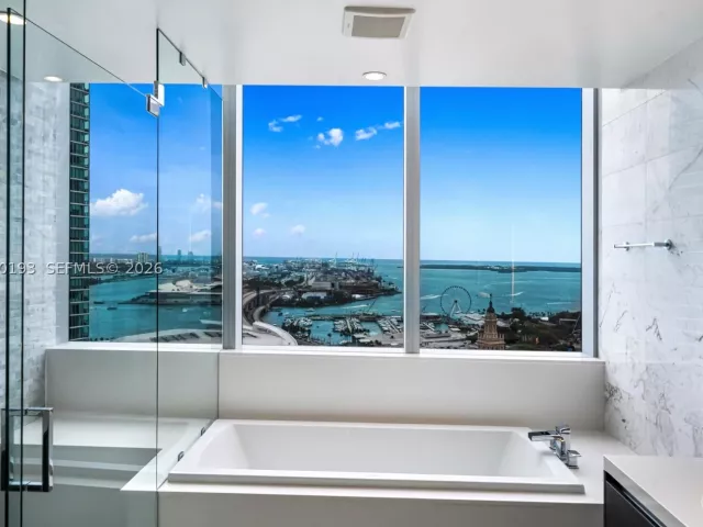 3-bedroom condo for rent in Miami - 851 NE 1st Ave 2911 - MondialRealty