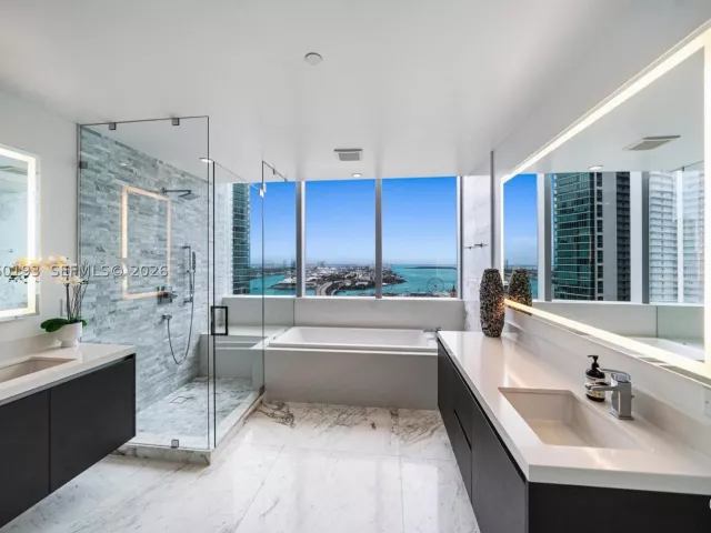 3-bedroom condo for rent in Miami - 851 NE 1st Ave 2911 - MondialRealty