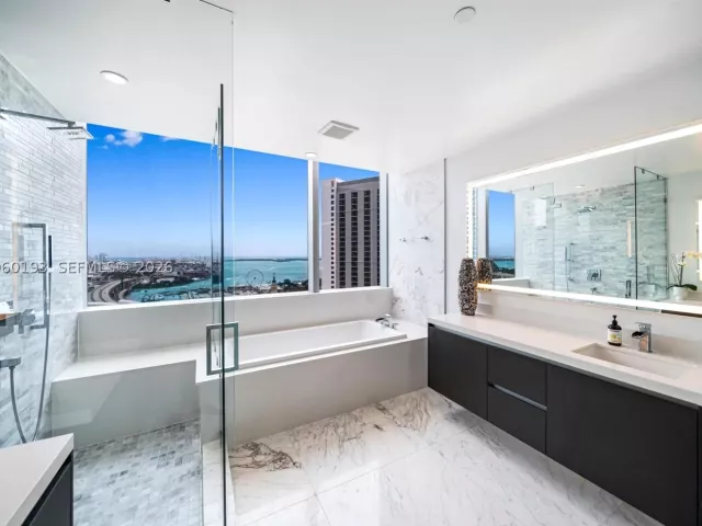 3-bedroom condo for rent in Miami - 851 NE 1st Ave 2911 - MondialRealty