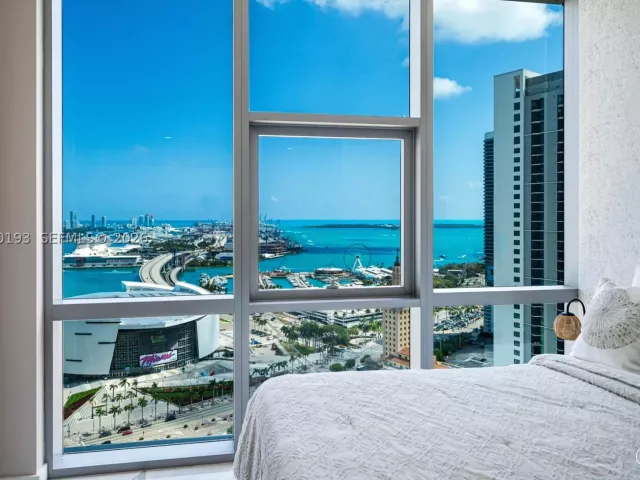 3-bedroom condo for rent in Miami - 851 NE 1st Ave 2911 - MondialRealty