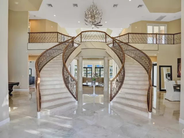 6-bedroom home for rent in Pompano Beach - 2584 SE 12TH Street - MondialRealty