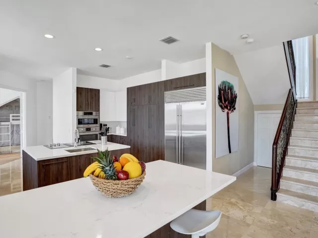 6-bedroom home for rent in Pompano Beach - 2584 SE 12TH Street - MondialRealty