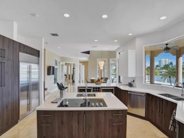6-bedroom home for rent in Pompano Beach - 2584 SE 12TH Street - MondialRealty