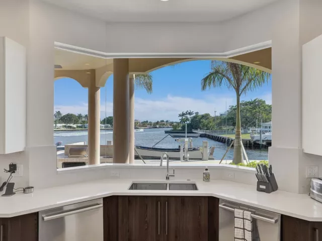 6-bedroom home for rent in Pompano Beach - 2584 SE 12TH Street - MondialRealty