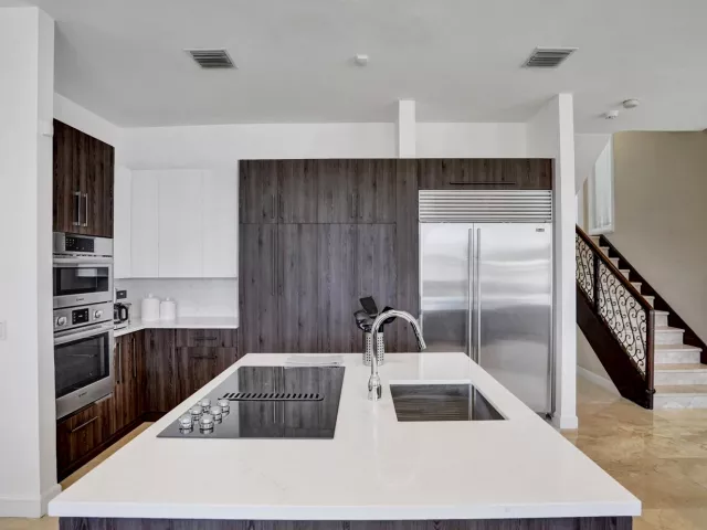 6-bedroom home for rent in Pompano Beach - 2584 SE 12TH Street - MondialRealty