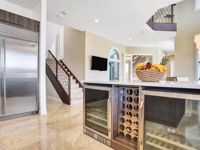 6-bedroom home for rent in Pompano Beach - 2584 SE 12TH Street - MondialRealty