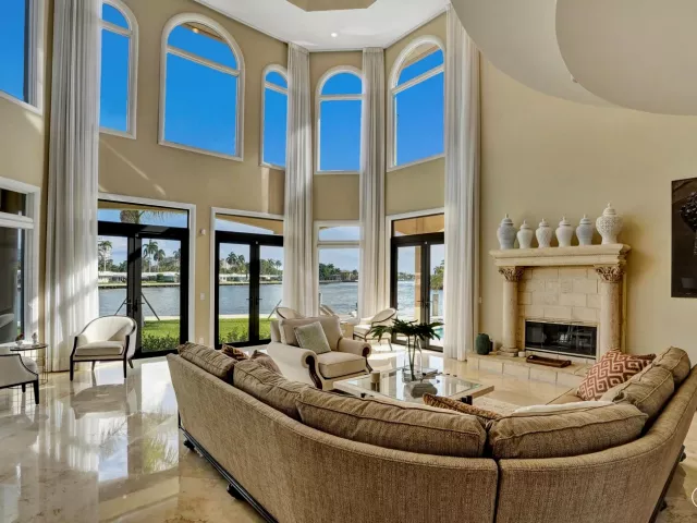 6-bedroom home for rent in Pompano Beach - 2584 SE 12TH Street - MondialRealty