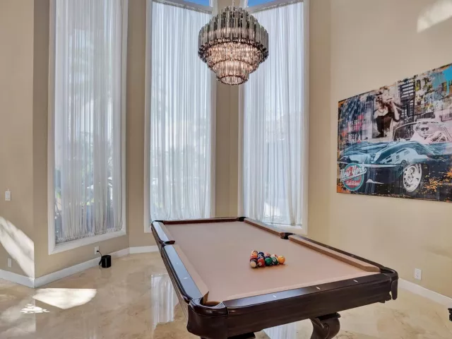 6-bedroom home for rent in Pompano Beach - 2584 SE 12TH Street - MondialRealty