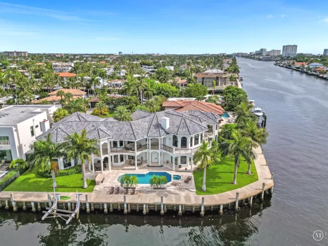 6-bedroom home for rent in Pompano Beach - 2584 SE 12TH Street - MondialRealty