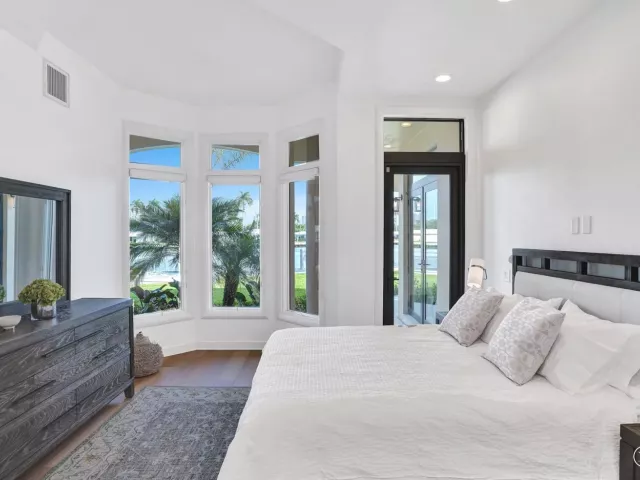 6-bedroom home for rent in Pompano Beach - 2584 SE 12TH Street - MondialRealty