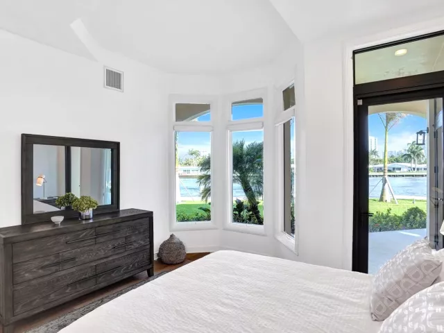 6-bedroom home for rent in Pompano Beach - 2584 SE 12TH Street - MondialRealty