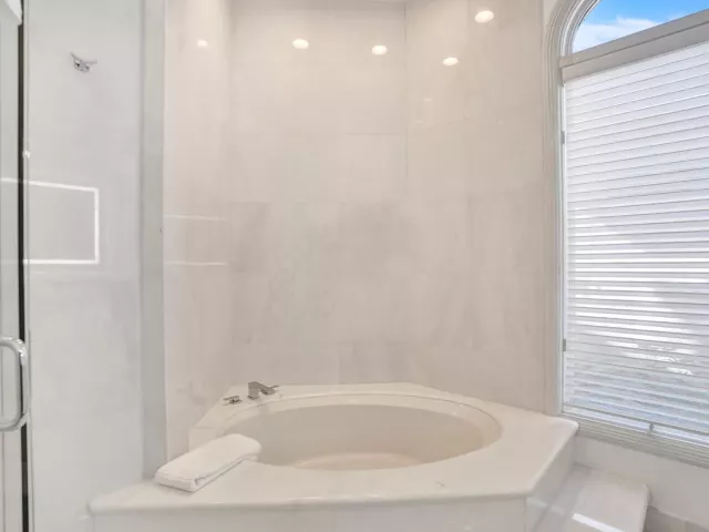 6-bedroom home for rent in Pompano Beach - 2584 SE 12TH Street - MondialRealty