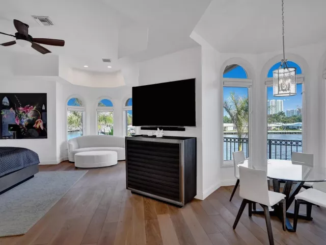 6-bedroom home for rent in Pompano Beach - 2584 SE 12TH Street - MondialRealty