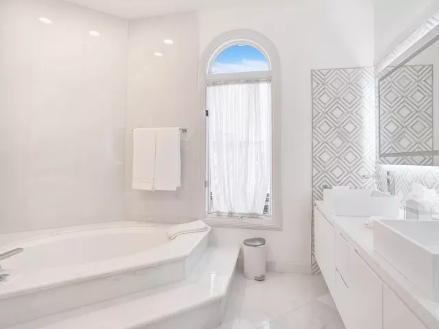 6-bedroom home for rent in Pompano Beach - 2584 SE 12TH Street - MondialRealty