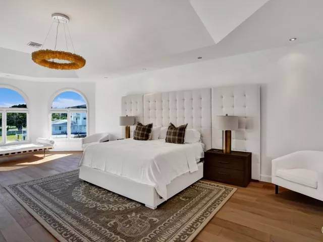 6-bedroom home for rent in Pompano Beach - 2584 SE 12TH Street - MondialRealty