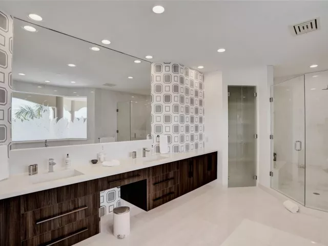 6-bedroom home for rent in Pompano Beach - 2584 SE 12TH Street - MondialRealty