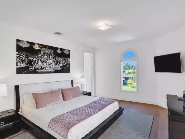 6-bedroom home for rent in Pompano Beach - 2584 SE 12TH Street - MondialRealty