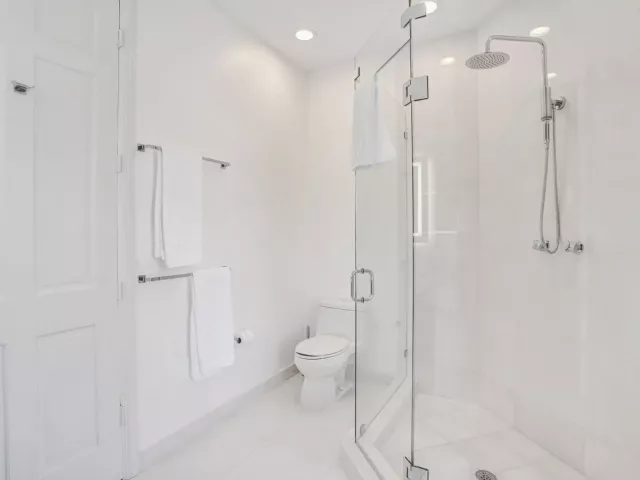 6-bedroom home for rent in Pompano Beach - 2584 SE 12TH Street - MondialRealty