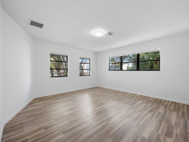 4-bedroom home for sale in West Palm Beach - 6700 Forest Court - MondialRealty
